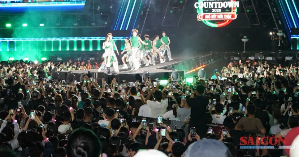 <p> Sân khấu chương trình chào đón năm 2026 đầy màu sắc. Ảnh: HIẾU GIANG </p>
