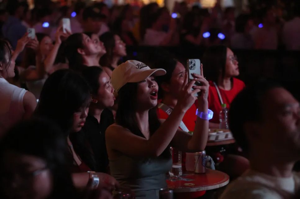 Người dân háo hức quay lại hình ảnh bắn pháo hoa trong thời khắc chuyển giao sang năm mới 2026. Ảnh: DŨNG PHƯƠNG