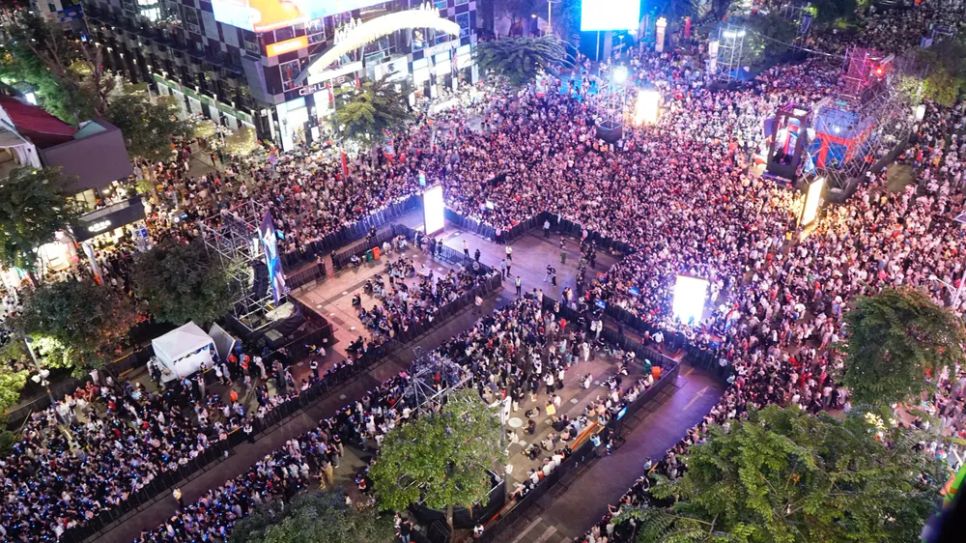Người dân tập trung tại phố đi bộ Nguyễn Huệ xem bắn pháo hoa đón chào năm mới 2026. Ảnh: DŨNG PHƯƠNG