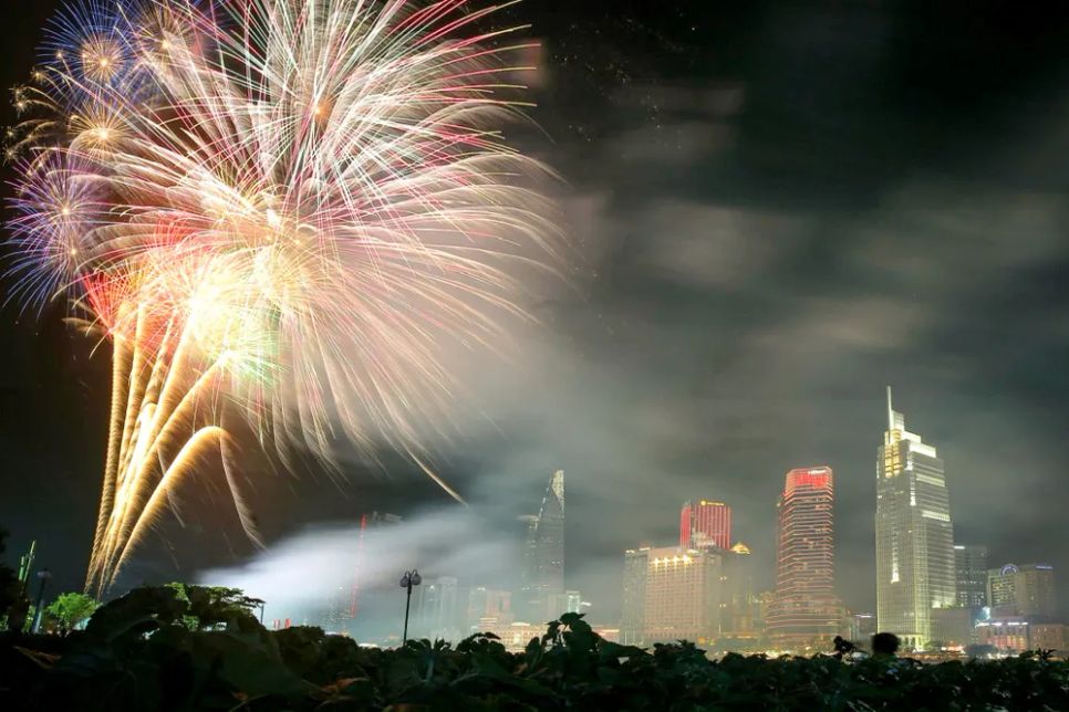 Pháo hoa rực rỡ trên bầu trời TPHCM. Ảnh: DŨNG PHƯƠNG