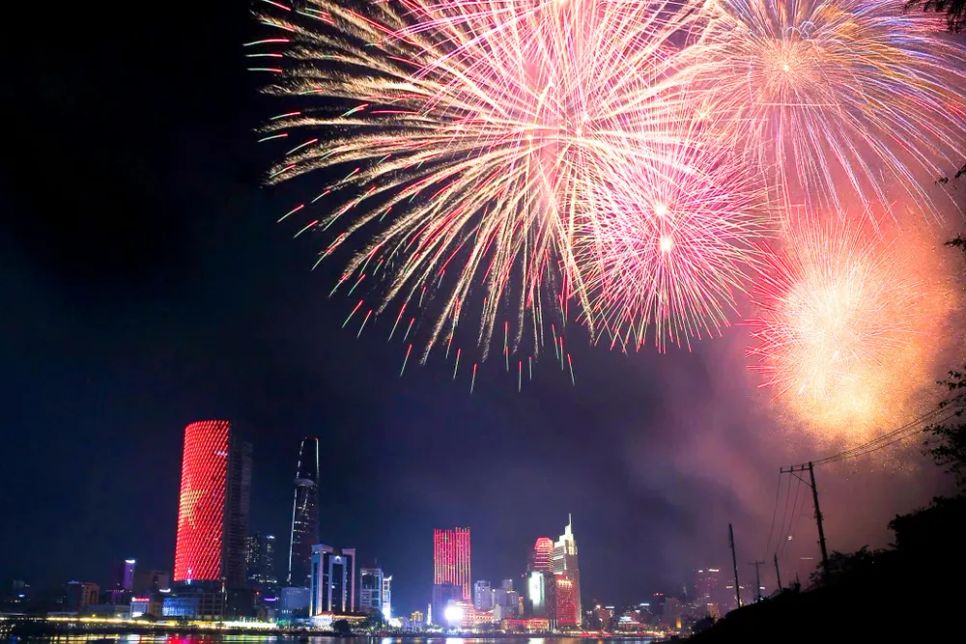 Pháo hoa rực rỡ trên bầu trời TPHCM. Ảnh: DŨNG PHƯƠNG