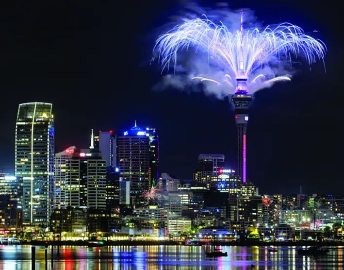 Pháo hoa chào năm mới tại tháp Sky Tower, New Zealand. Ảnh: DAVID ROWLAND Pháo hoa chào năm mới tại tháp Sky Tower, New Zealand. Ảnh: DAVID ROWLAND
