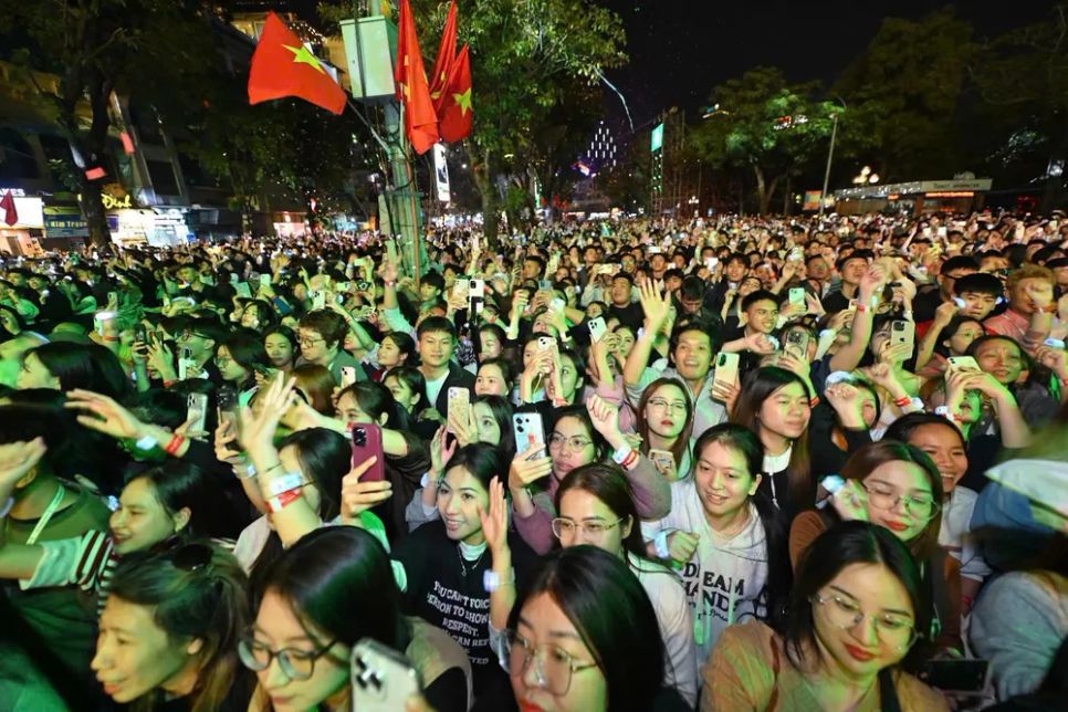 Hà Nội rực rỡ pháo hoa chào đón năm mới 2026