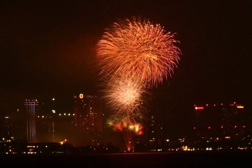 Hà Nội rực rỡ pháo hoa chào đón năm mới 2026