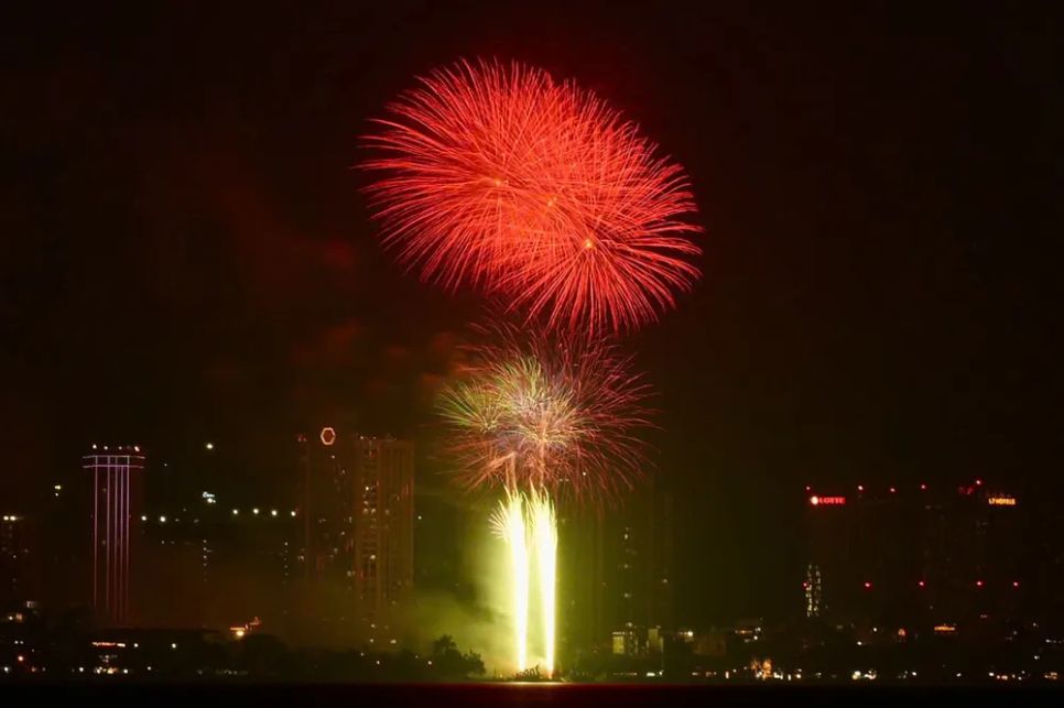 Hà Nội rực rỡ pháo hoa chào đón năm mới 2026