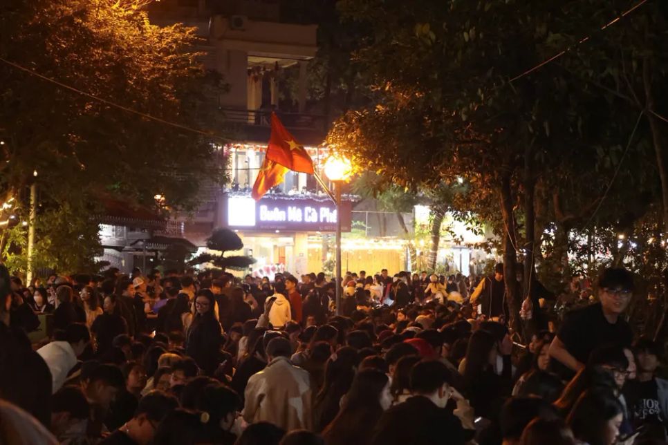 Hà Nội rực rỡ pháo hoa chào đón năm mới 2026
