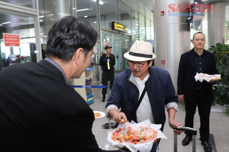 Du khách được mời sử dụng đặc sản dâu tây Đà Lạt sau khi xuống sân bay. Ảnh: ĐOÀN KIÊN Du khách được mời sử dụng đặc sản dâu tây Đà Lạt sau khi xuống sân bay. Ảnh: ĐOÀN KIÊN