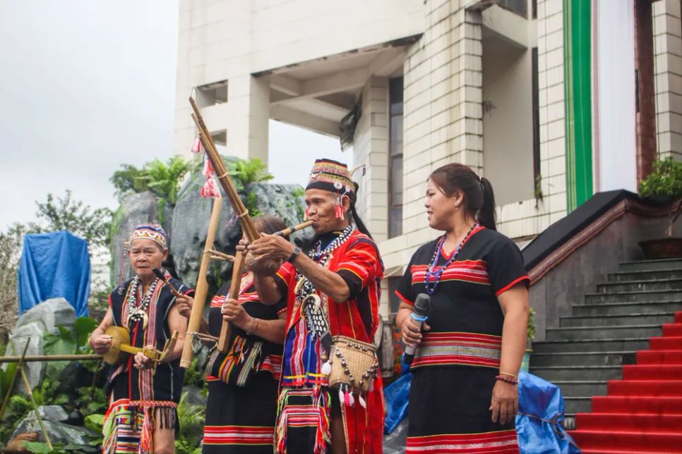 Âm nhạc trong đời sống người Giẻ Triêng là sợi dây gắn kết cộng đồng. Ảnh: NGUYỄN TRANG