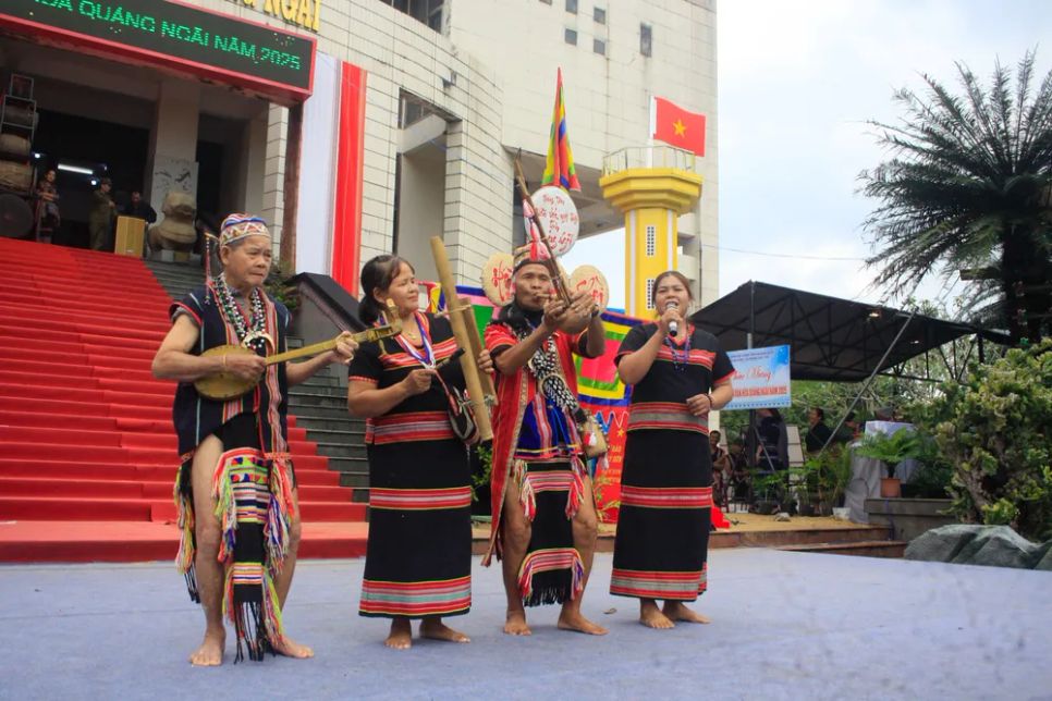 Các nghệ nhân biểu diễn bài hát 