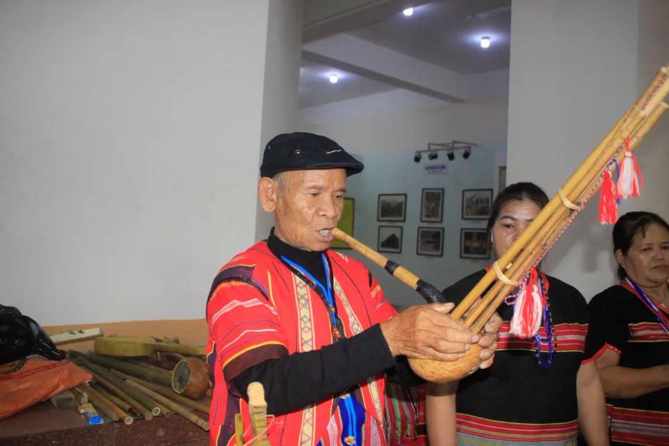 Già A Vẽ hướng dẫn cách sử dụng đàn Đoar. Ảnh: NGUYỄN TRANG