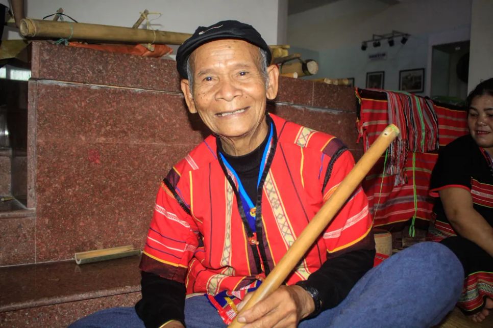 Nghệ nhân Ưu tú A Vẽ cầm nhạc cụ Tà lil do ông sáng tạo. Ảnh: NGUYỄN TRANG