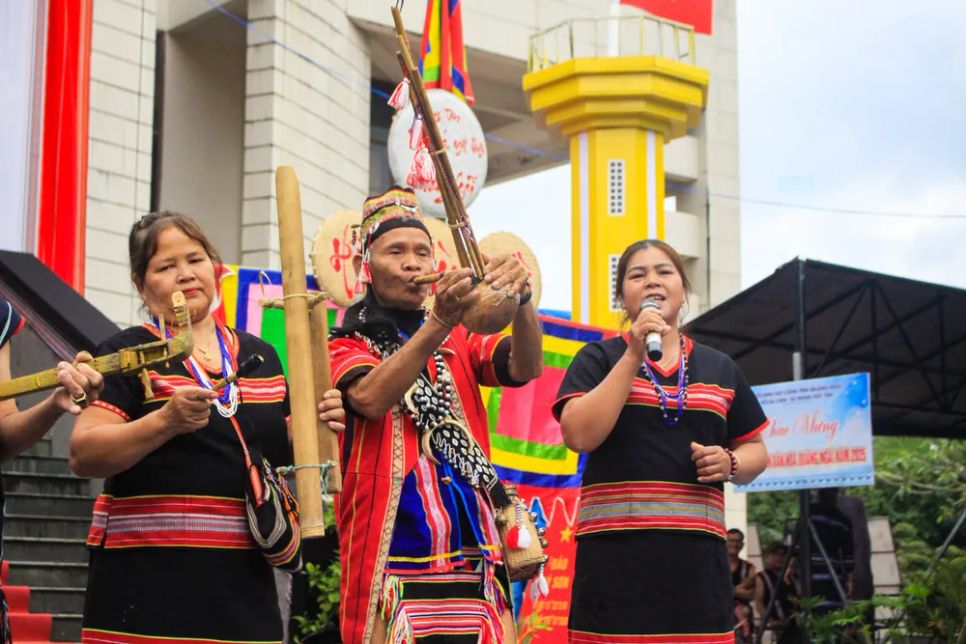 Nghệ nhân Ưu tú, già làng A Vẽ sử dụng chiếc Đoar để biểu diễn. Ảnh: NGUYỄN TRANG