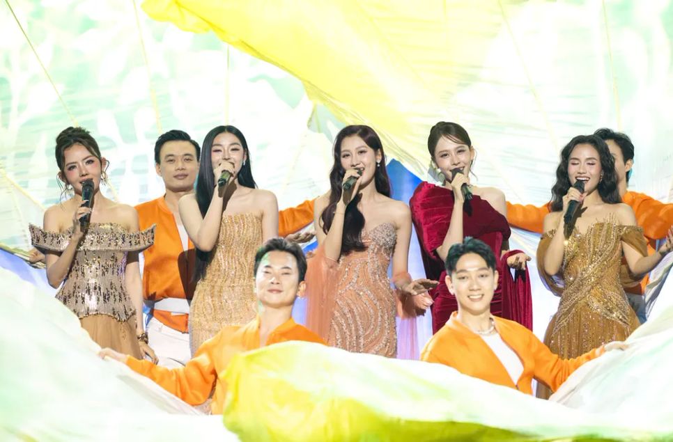 Các ca sĩ, hoa - á hậu thể hiện ca khúc 