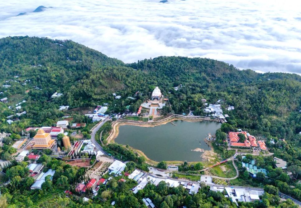 Chợ mây trên 'nóc nhà' miền Tây