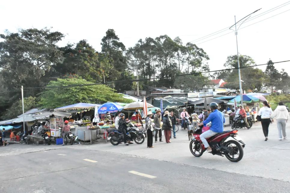 Chợ mây trên 'nóc nhà' miền Tây
