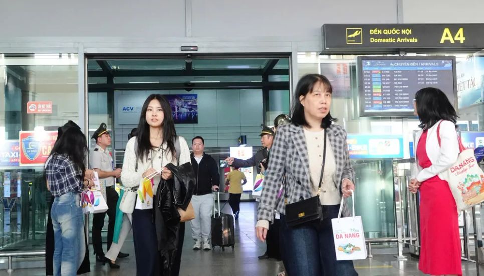 Miền Trung nhộn nhịp đón khách 'xông đất' 