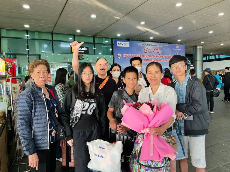 Miền Trung nhộn nhịp đón khách 'xông đất' 