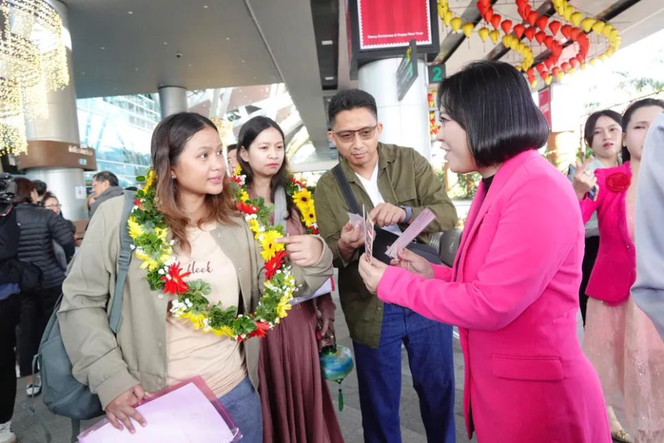 Miền Trung nhộn nhịp đón khách 'xông đất' 