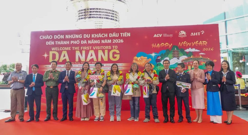 Miền Trung nhộn nhịp đón khách 'xông đất' 