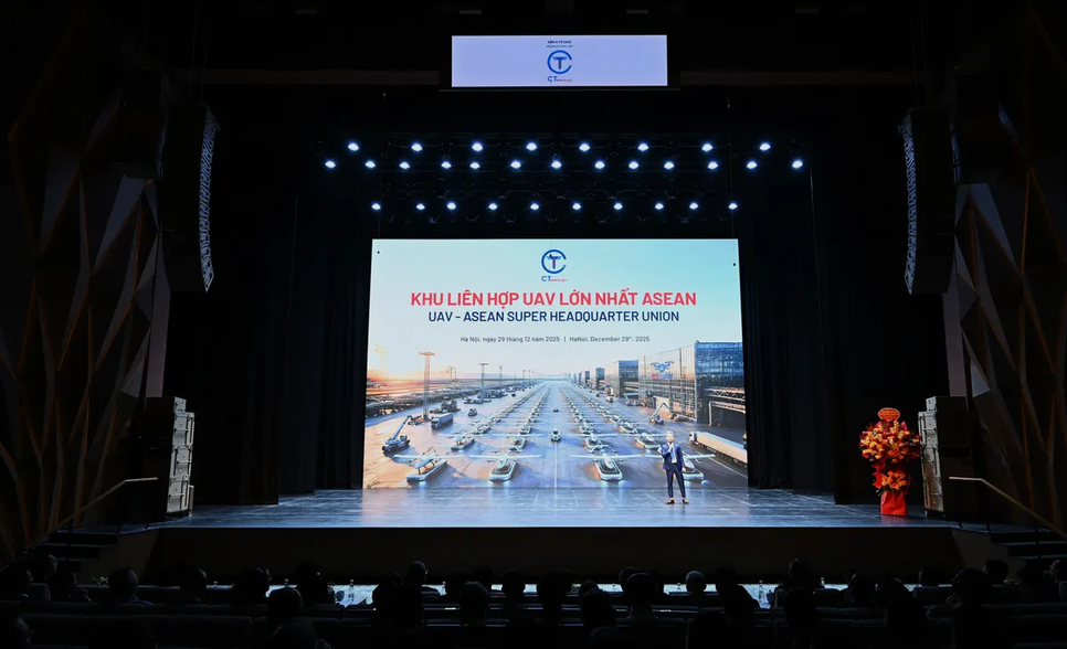 Ông Nguyễn Quốc Dũng - Đại diện CT Group công bố quyết định đầu tư Khu liên hợp UAV lớn nhất ASEAN Ông Nguyễn Quốc Dũng - Đại diện CT Group công bố quyết định đầu tư Khu liên hợp UAV lớn nhất ASEAN