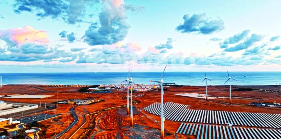 Hoàng hôn trên cánh đồng năng lượng mặt trời và tua bin gió tại Gran Canaria, Tây Ban Nha. Ảnh: Envato Hoàng hôn trên cánh đồng năng lượng mặt trời và tua bin gió tại Gran Canaria, Tây Ban Nha. Ảnh: Envato