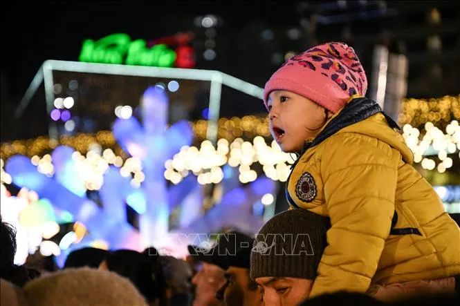 Một em nhỏ tham gia đón năm mới tại Almaty, Kazakhstan. Ảnh: THX/TTXVN Một em nhỏ tham gia đón năm mới tại Almaty, Kazakhstan. Ảnh: THX/TTXVN