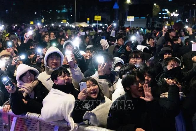 Người dân tập trung chào đón năm mới tại Seoul, Hàn Quốc. Ảnh: THX/TTXVN Người dân tập trung chào đón năm mới tại Seoul, Hàn Quốc. Ảnh: THX/TTXVN