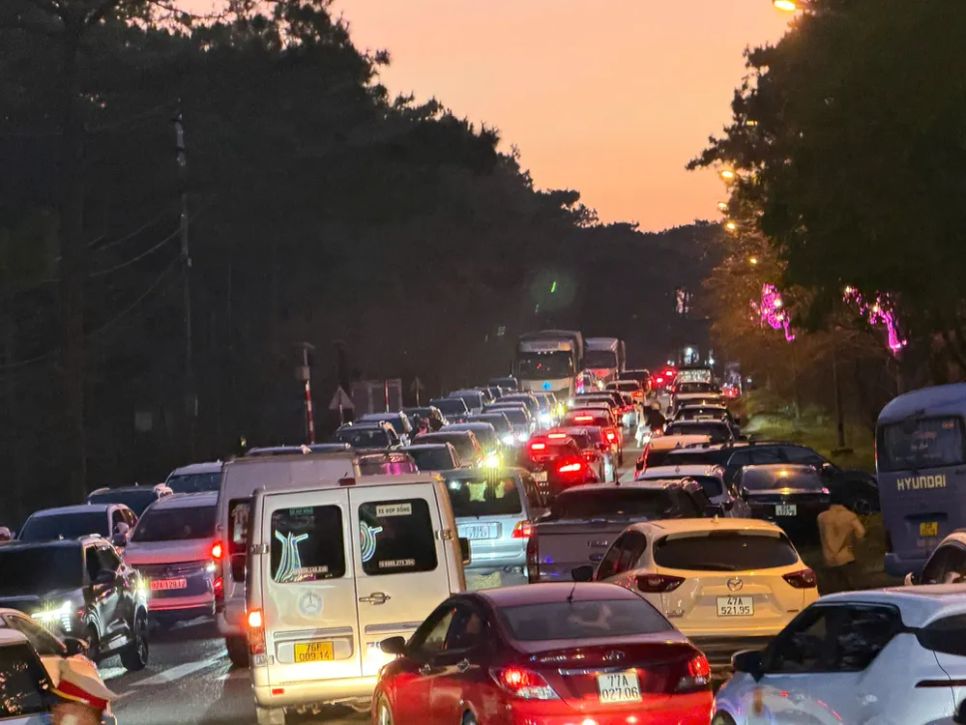 Quảng Ngãi: Du khách ùn ùn đổ về Măng Đen ngày đầu năm mới