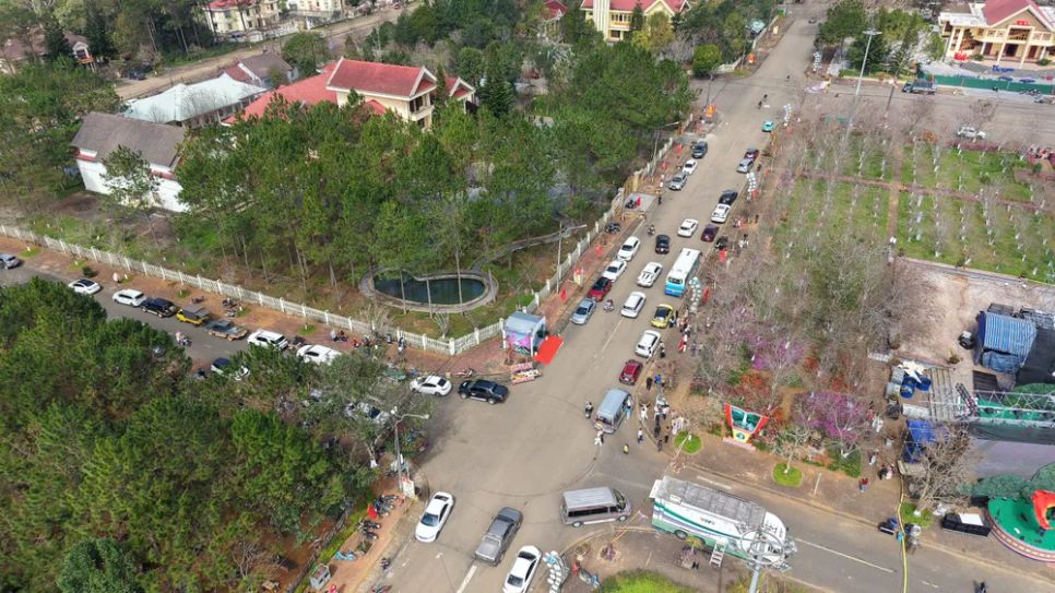 Quảng Ngãi: Du khách ùn ùn đổ về Măng Đen ngày đầu năm mới