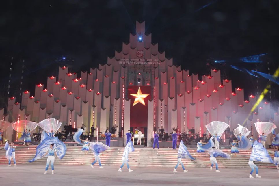 Chương trình biểu diễn nghệ thuật hoành tráng tại tháp Tam Thắng. Ảnh: QUANG VŨ