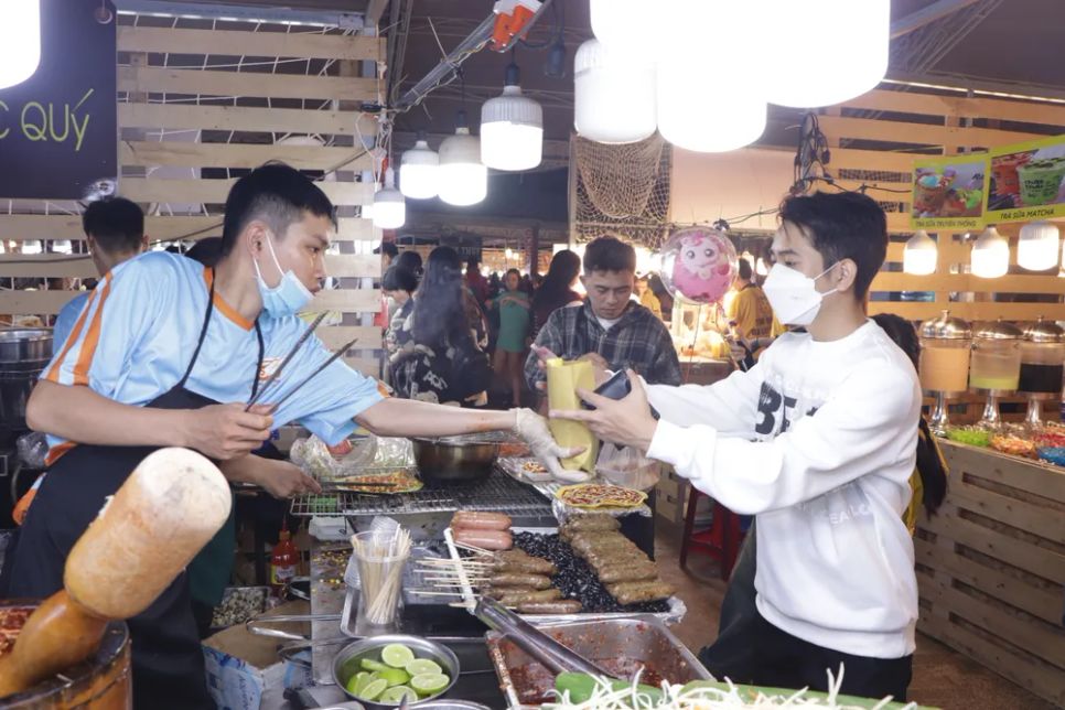 Du khách trải nghiệm ẩm thực tại<span style=