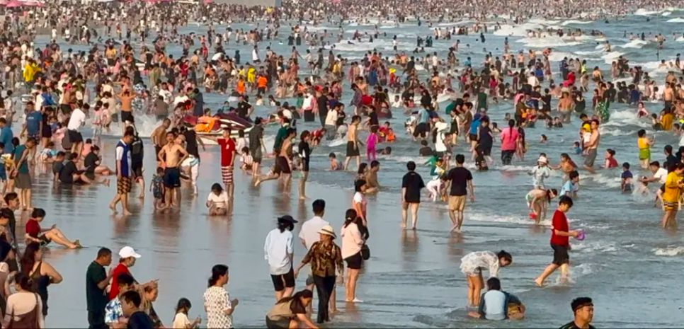 Khách du lịch chật nêm trên biển Bãi Sau trong những ngày nghỉ Tết <span style=