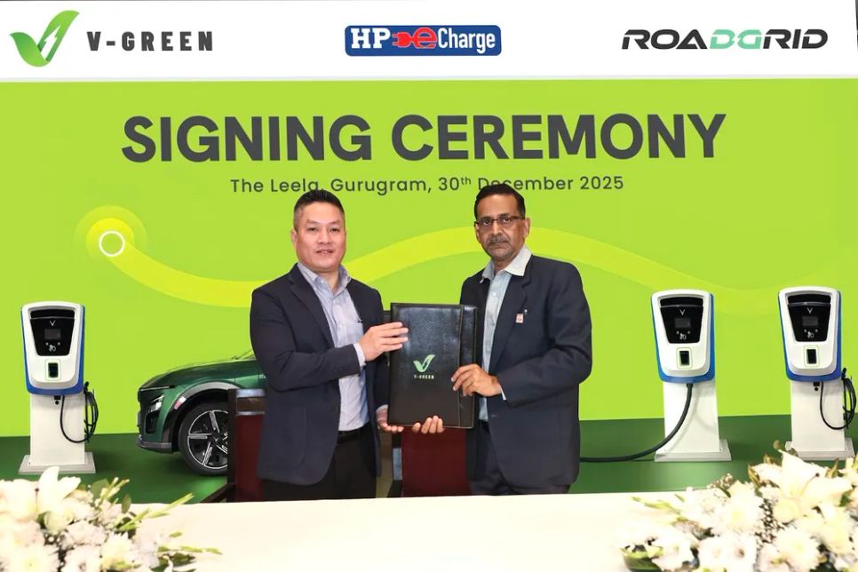 Ông Nguyễn Nam Tiến, CEO V-GREEN India (bên trái), và ông Kushal Kumar Banerjee, Tổng Giám đốc Điều hành phụ trách Chiến lược Bán lẻ & Phát triển Kinh doanh, HPCL, tại lễ ký kết. Ông Nguyễn Nam Tiến, CEO V-GREEN India (bên trái), và ông Kushal Kumar Banerjee, Tổng Giám đốc Điều hành phụ trách Chiến lược Bán lẻ & Phát triển Kinh doanh, HPCL, tại lễ ký kết.