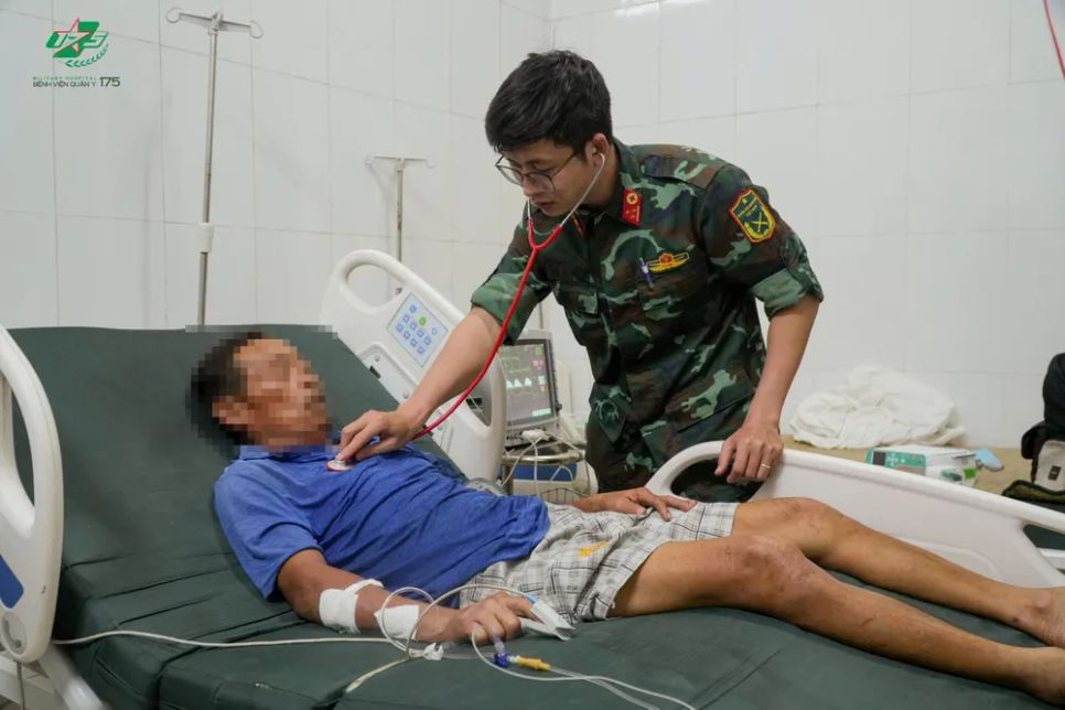 Bác sĩ thăm khám cho người bệnh