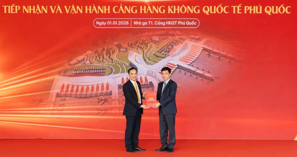 Đại diện Công ty cổ phần Cảng hàng không Mặt Trời nhận giấy phép kinh doanh cảng hàng không từ Thứ trưởng Bộ Xây dựng Lê Anh Tuấn (phải)