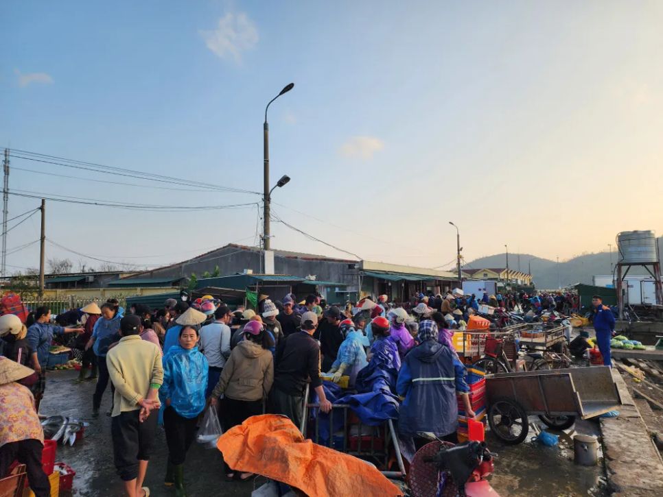 Hải sản tươi ngon được đưa vào cảng cá Cửa Sót tiêu thụ