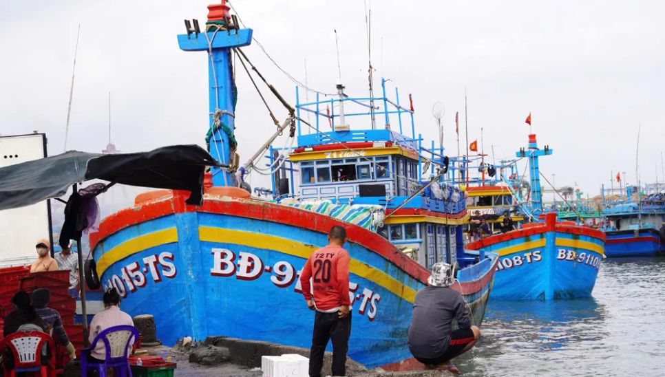 Ngư dân miền Trung vươn khơi trúng 