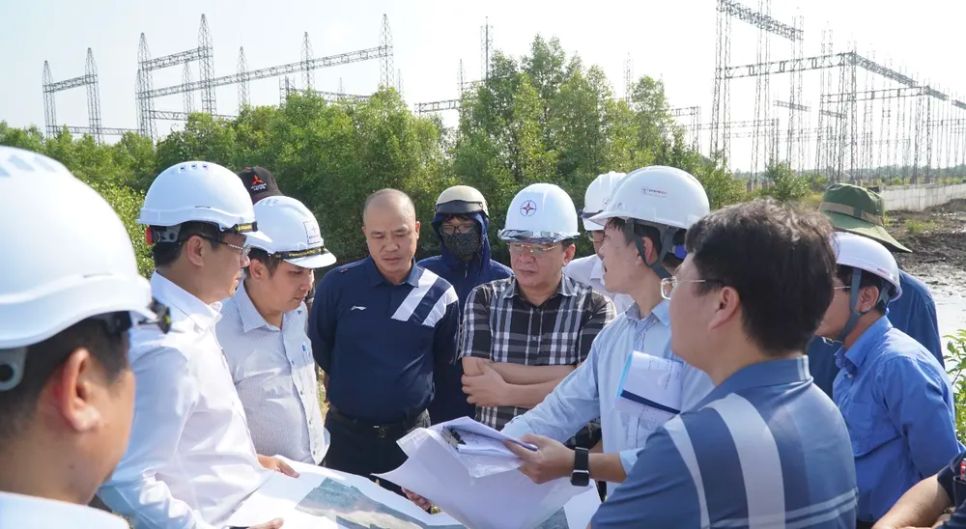 Chủ tịch HĐTV EVNSPC Lê Văn Trang (áo carô) nghe báo cáo tiến độ thi công các dự án trên địa bàn tỉnh Cà Mau