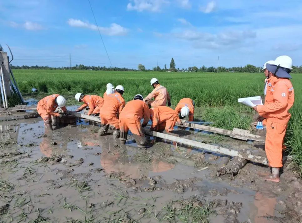 Lực lượng công nhân EVNSPC được điều động chi viện cho các công trình đầu tư xây dựng vào những ngày cuối năm 2025