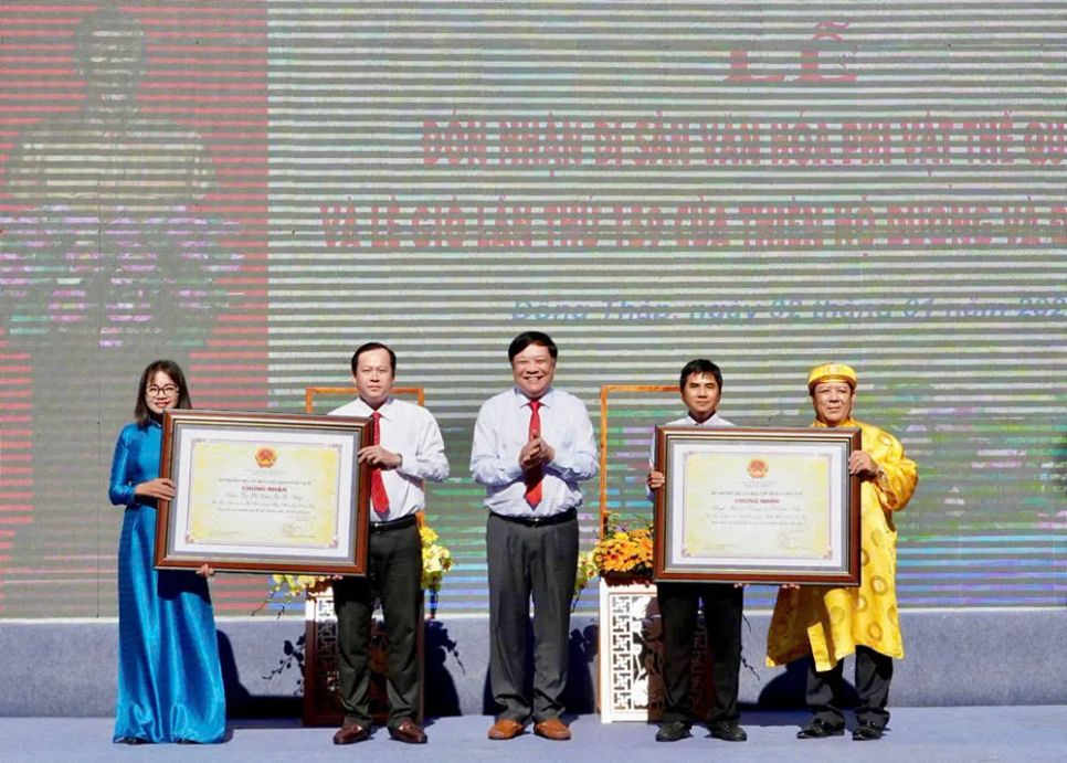Chủ tịch UBND tỉnh Đồng Tháp Phạm Thành Ngại trao Bằng chứng nhận Di sản văn hóa phi vật thể quốc gia đối với Lễ giỗ Thiên Hộ Dương, Đốc Binh Kiều và Lễ hội Vía bà Chúa xứ Gò Tháp. Ảnh: V.T
