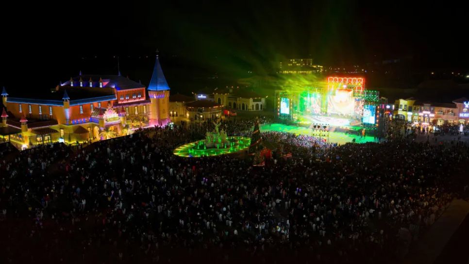 Không khí countdown 2026 rực rỡ ánh sáng, rộn ràng âm thanh và rạo rực cảm xúc tại các trung tâm lễ hội hệ thống Vingroup