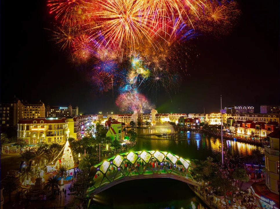 Không khí countdown 2026 rực rỡ ánh sáng, rộn ràng âm thanh và rạo rực cảm xúc tại các trung tâm lễ hội hệ thống Vingroup