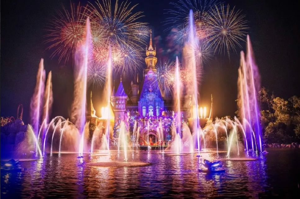 Không khí countdown 2026 rực rỡ ánh sáng, rộn ràng âm thanh và rạo rực cảm xúc tại các trung tâm lễ hội hệ thống Vingroup