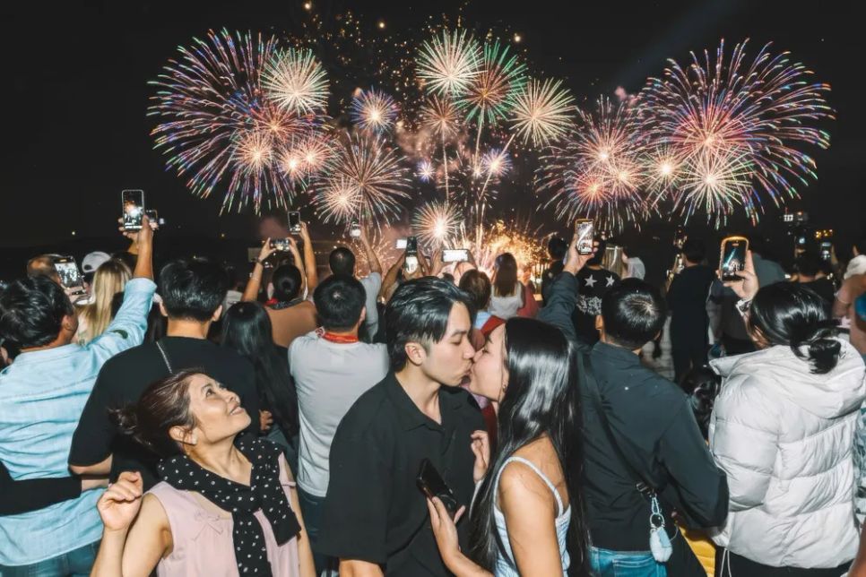 Không khí countdown 2026 rực rỡ ánh sáng, rộn ràng âm thanh và rạo rực cảm xúc tại các trung tâm lễ hội hệ thống Vingroup