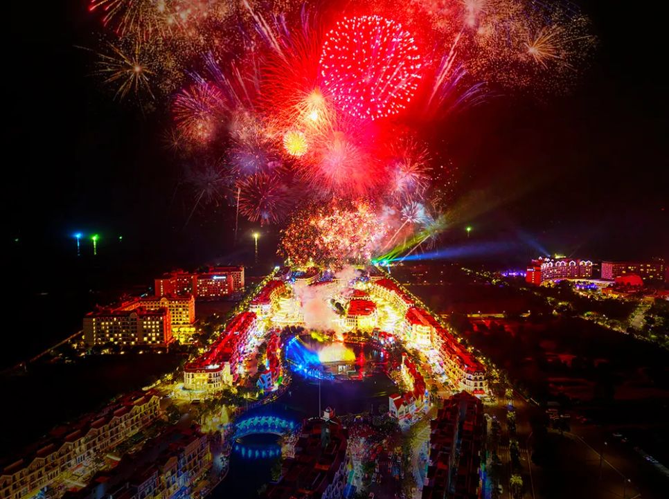 Không khí countdown 2026 rực rỡ ánh sáng, rộn ràng âm thanh và rạo rực cảm xúc tại các trung tâm lễ hội hệ thống Vingroup