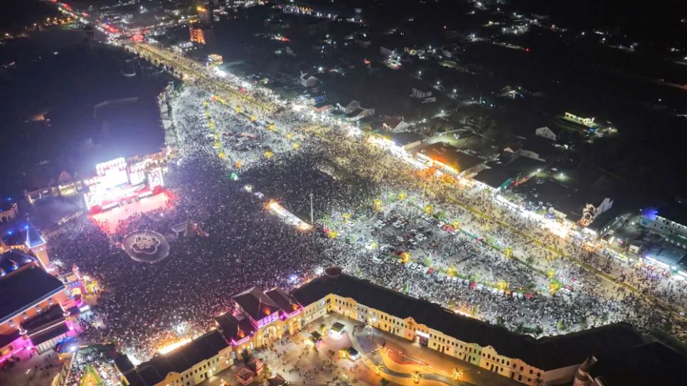 Không khí countdown 2026 rực rỡ ánh sáng, rộn ràng âm thanh và rạo rực cảm xúc tại các trung tâm lễ hội hệ thống Vingroup