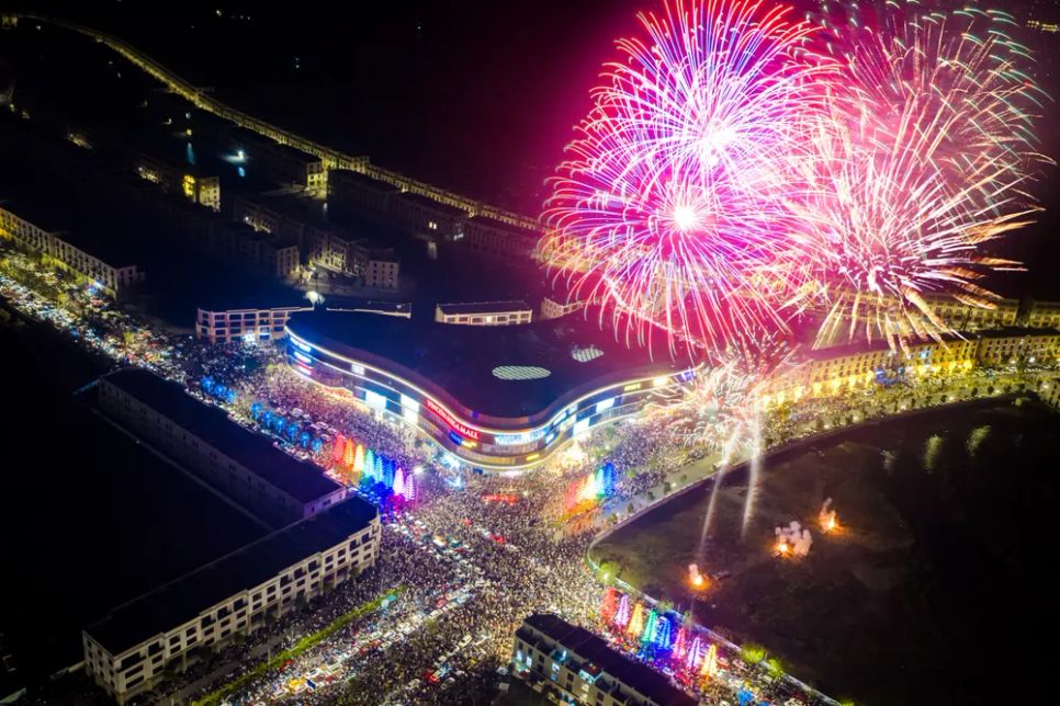 Không khí countdown 2026 rực rỡ ánh sáng, rộn ràng âm thanh và rạo rực cảm xúc tại các trung tâm lễ hội hệ thống Vingroup