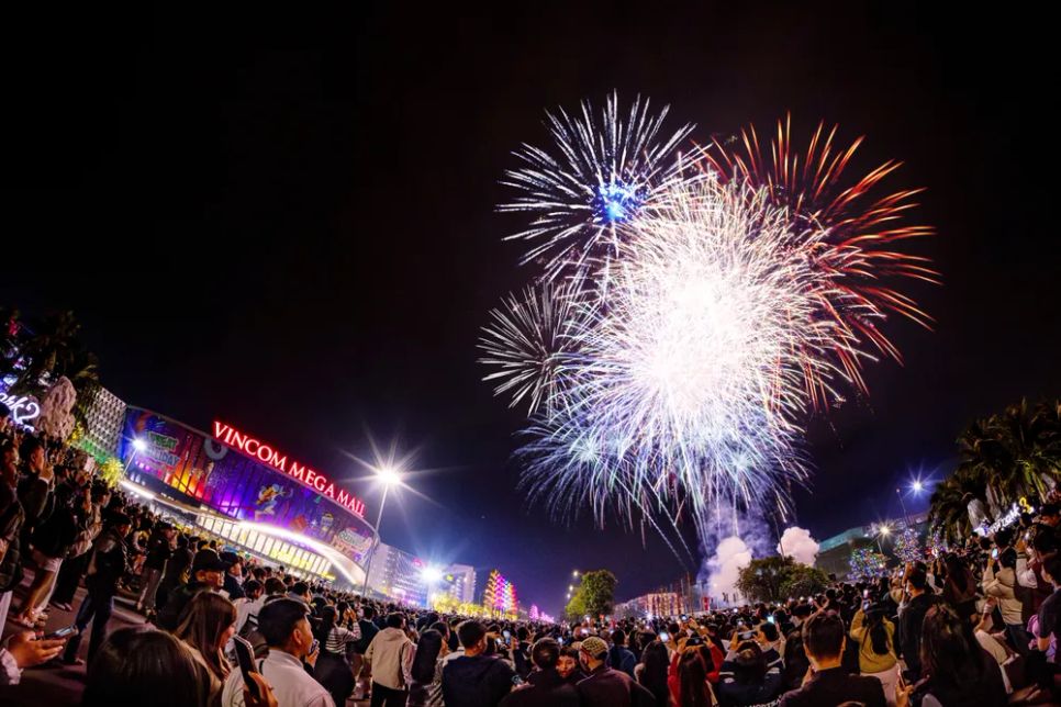 Không khí countdown 2026 rực rỡ ánh sáng, rộn ràng âm thanh và rạo rực cảm xúc tại các trung tâm lễ hội hệ thống Vingroup