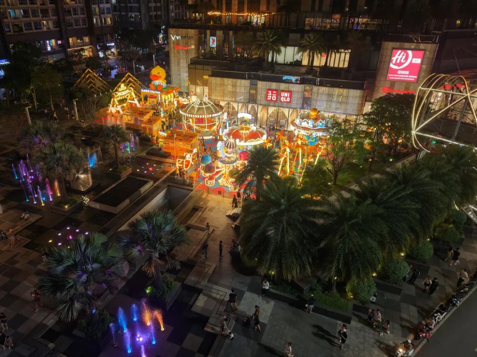 Không khí countdown 2026 rực rỡ ánh sáng, rộn ràng âm thanh và rạo rực cảm xúc tại các trung tâm lễ hội hệ thống Vingroup