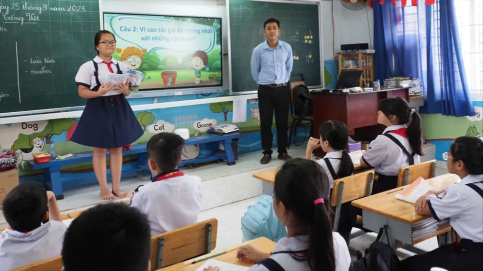 Thầy trò lớp 5/2, Trường Tiểu học Đặng Trần Côn (phường Vĩnh Hội, TPHCM) trong giờ học lồng ghép ứng dụng trí tuệ nhân tạo. Ảnh: THU TÂM